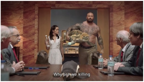 ウミガメなどが「なぜ私たちが殺されなければならないのか」と訴えるプロモーション動画