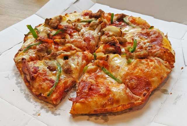 オープン初日の銀座店で ドミノ デラック 日経クロストレンド