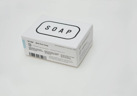 「THE SOAP」（税別1000円）。老舗石鹸メーカーの松山油脂が製造。洗顔や手洗いなどあらゆる用途で使える。無香料。2019年春に、アジアを対象とした優秀なパッケージデザインに贈られる「Topawards Asia」を受賞した