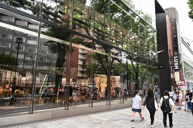 在庫をアプリで確認 ナイキ 日本でもデジタルと店舗の融合加速 日経クロストレンド