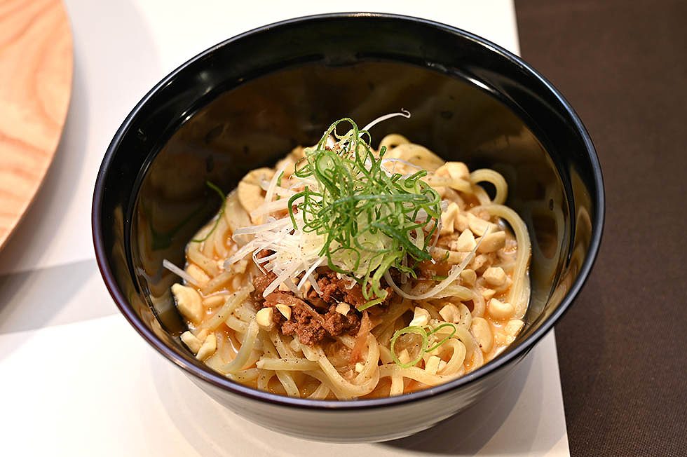 「本格担々麺」はピリっとしたしびれる辛味が食欲をそそる