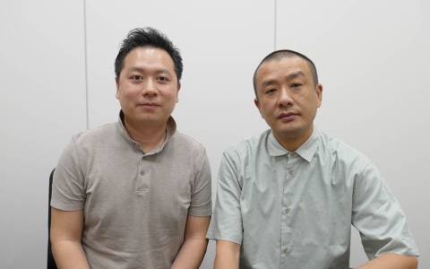 上海デザインウイークのキュレーターを務める王（右）と、同日本事業部長の武駿介氏（左）