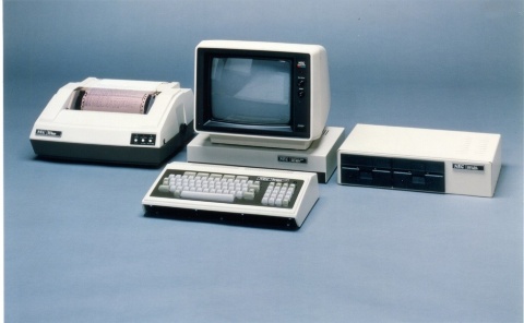 NEC初の本格的パソコン「PC-8001」（中央手前）。キーボード一体型のパソコンだった