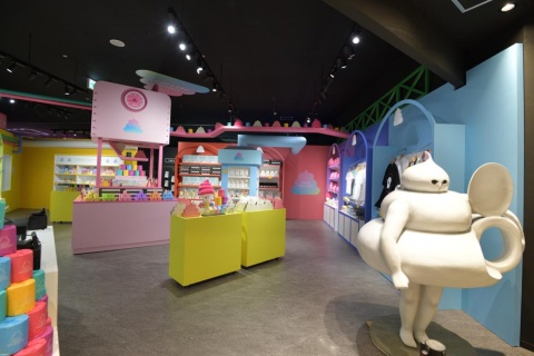 うんこミュージアム TOKYOではグッズ売り場を「UNKO FACTORY」と名付け、エンターテインメントの一環として楽しめるよう、会場と空気感を分断しないよう工夫した