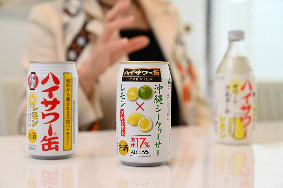 沖縄産シークワーサーのストレート果汁を使った、博水社の「ハイサワー缶PREMIUM 沖縄シークヮーサー×レモン」（中央）