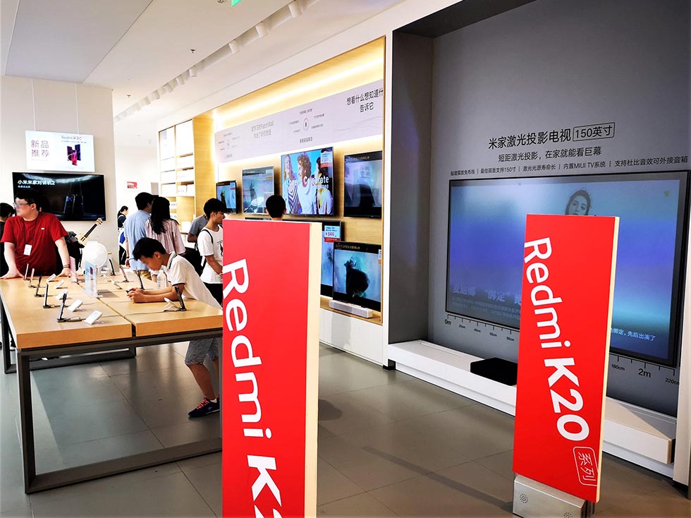 スマホ売り場の横ではシャオミオリジナルのスマートテレビを販売