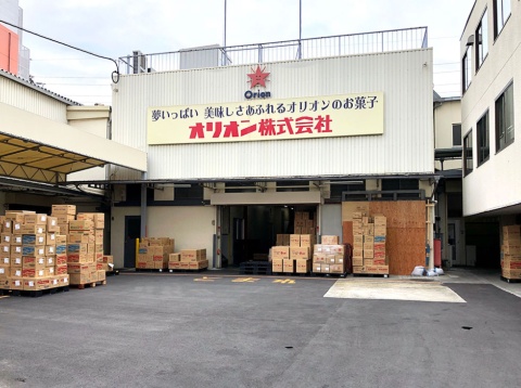 大阪市淀川区のオリオン本社。本社内の工場では主に「梅ミンツ」を製造している。インバウンドとSNS効果で売り上げを伸ばしている