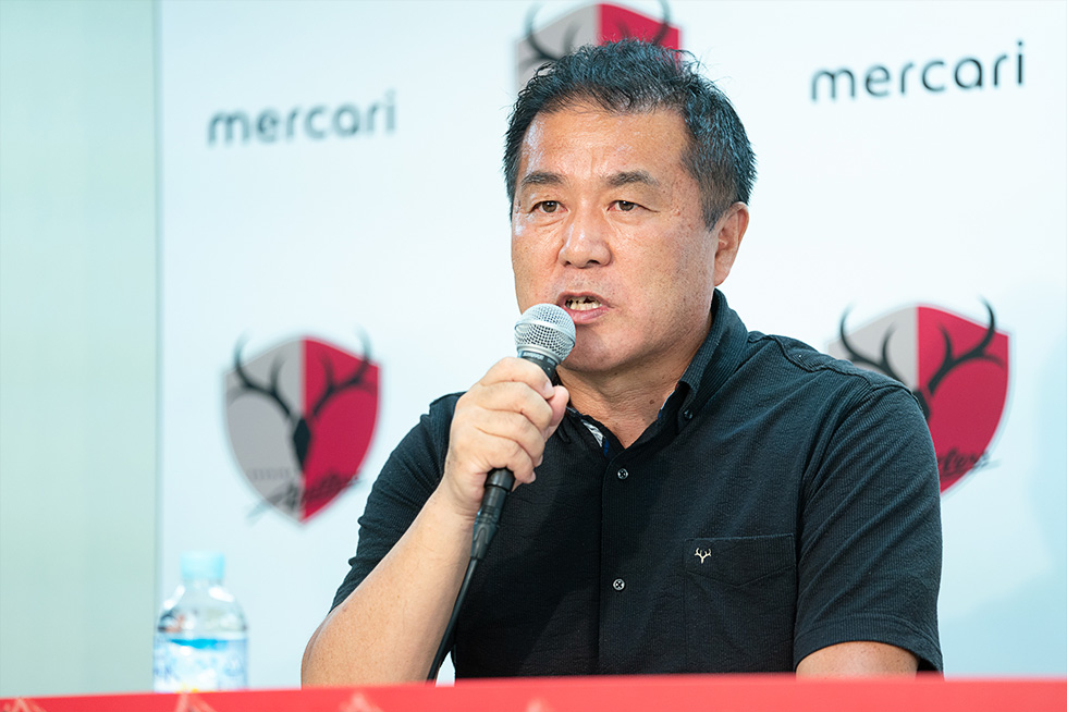 鹿島アントラーズ・エフ・シーのフットボールダイレクターに就任した鈴木満氏。元サッカー選手。住友金属工業時代は監督を務め、プロ化した92年からヘッドコーチに。直近の旧経営体制では、常務取締役強化部長としてチームの戦力向上に努めてきた