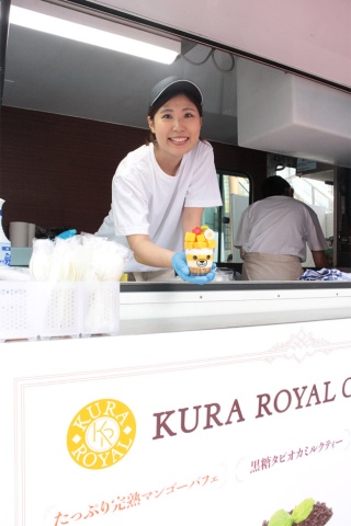 SHIBUYA109に1日限定でオープンした「KURA ROYAL Cafe」の店頭に立つブランドの生みの親、くら寿司商品開発部の落合千明氏