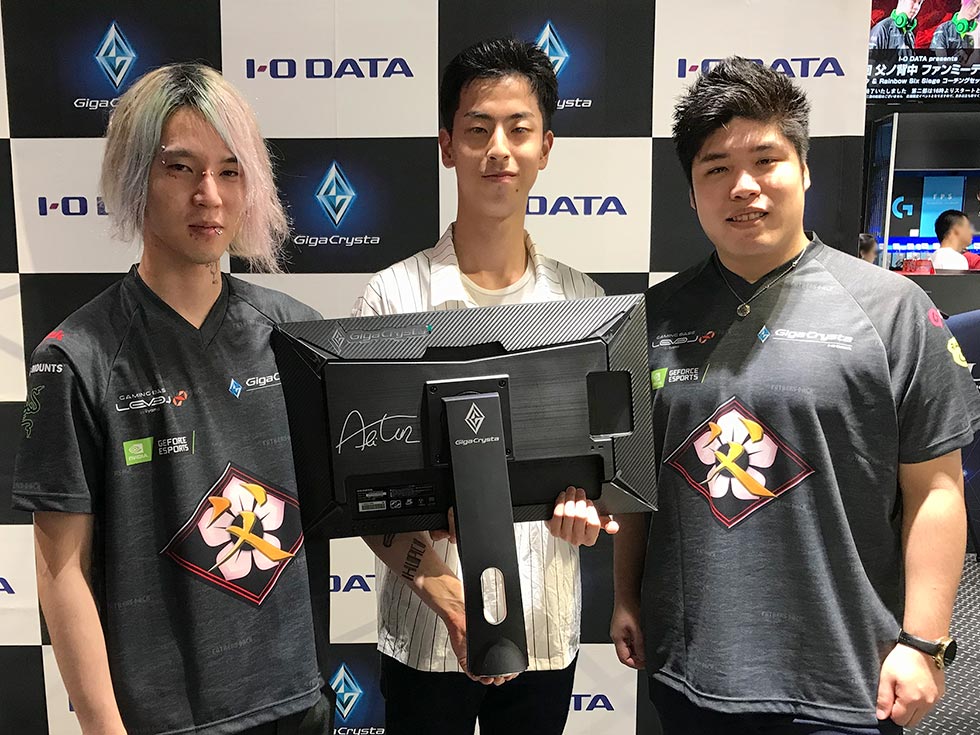 ファンミーティングでディスプレーを購入したファンにサインをして記念撮影する、父ノ背中所属のadminさん（左）、abitunさん（右）（写真提供：アイ・オー・データ機器）