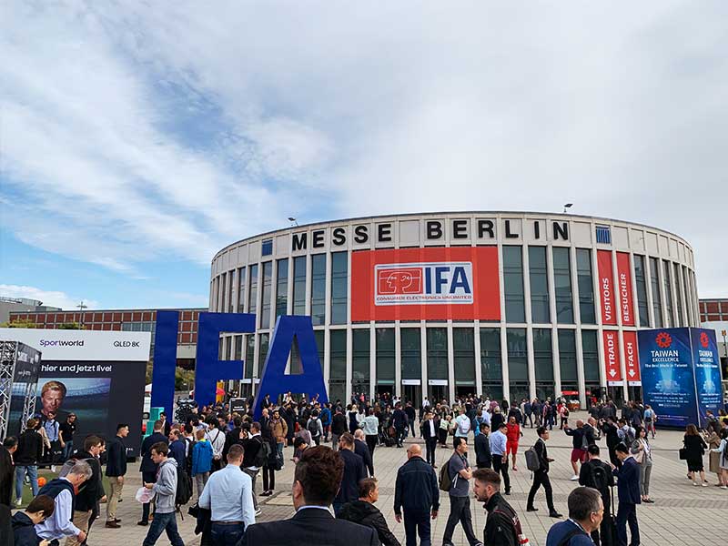 折り畳みスマホに“透明テレビ”　蔦屋家電バイヤーの注目家電