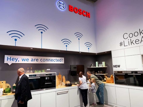 独ボッシュの展示ブースには、「Hey, we are connected!』の文字が。調理家電を中心に展示されているが、特別な物珍しさは感じない