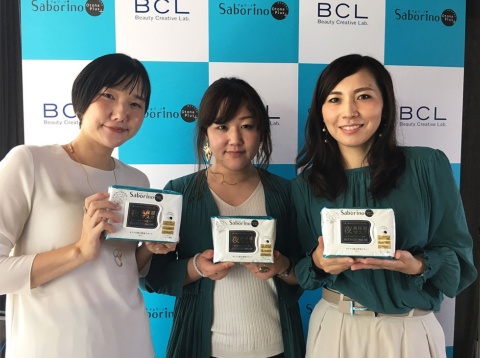 BCLカンパニー企画2部 齊藤久美子次長（左）、同社販売推進部 大小原碧里係長（中央）、同社宣伝部 御殿谷りえ課長。3人はサボリーノを開発したプロジェクトチーム「女子開発ラボ」のメンバー