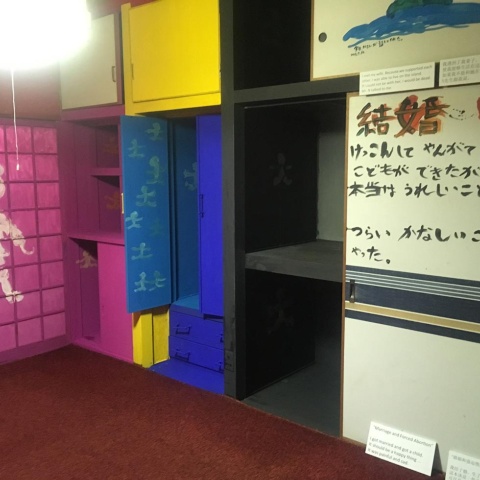 ハンセン病療養所を用いた田島征三さんの作品。「Nさんの人生・大島七十年」─木製便器の部屋─