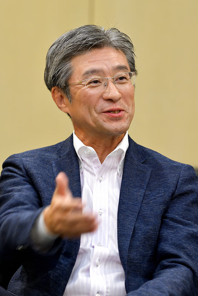 「PCと家庭用ゲーム機で市場を奪い合うことはない」と話すインテル日本法人の鈴木社長