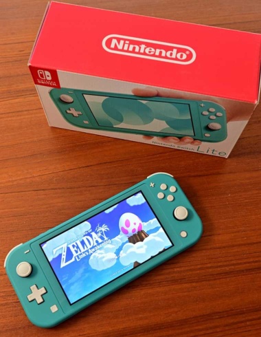 2019年9月20日に任天堂が発売した「Nintendo Switch Lite」(写真/Shutterstock)