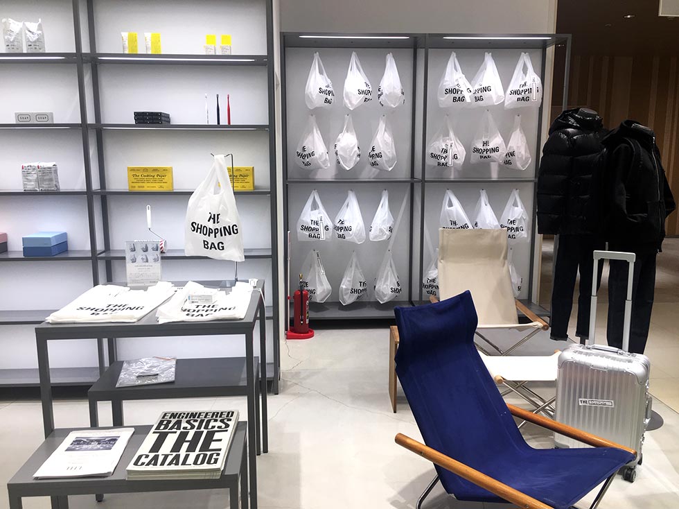 プロモーションスペースでは店舗開業を記念した数量限定商品を展示。「THE SHOPPING BAG」（5000円・税別）はレジ袋をモチーフに、世界最軽量のリップストップナイロンを使ったショッピングバッグ