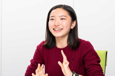 ユーグレナの初代CFOに選ばれた小澤杏子さん（17）。好きな科目は英語と生物。腸内細菌の研究に打ち込む傍ら、バスケットボール部に所属し、練習に励んでいる