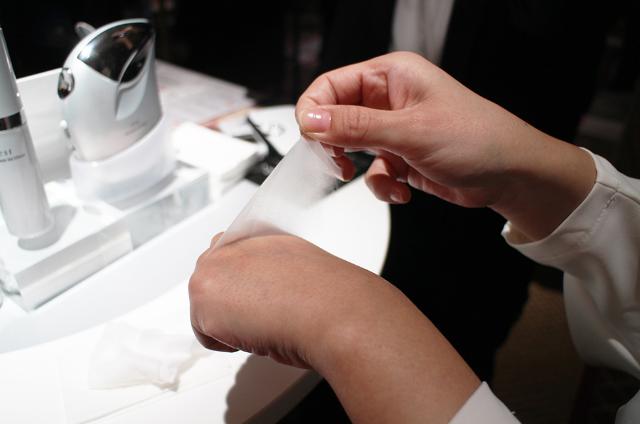 美容液効果を向上 花王 第二の皮膚 を作る新技術商品を発売 日経クロストレンド