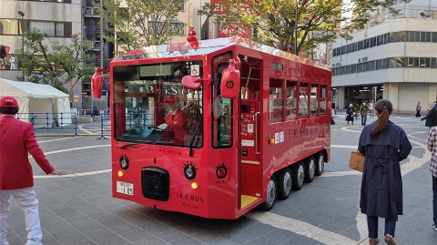 池袋の再開発はイケバスに塗られた「IKEBUKURO RED」がイメージカラーになっている。イケバスはその顔とも言うべき存在
