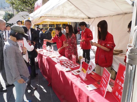 出発式会場の中池袋公園の一角では、イケバスへの試乗が可能になる記念グッズを販売