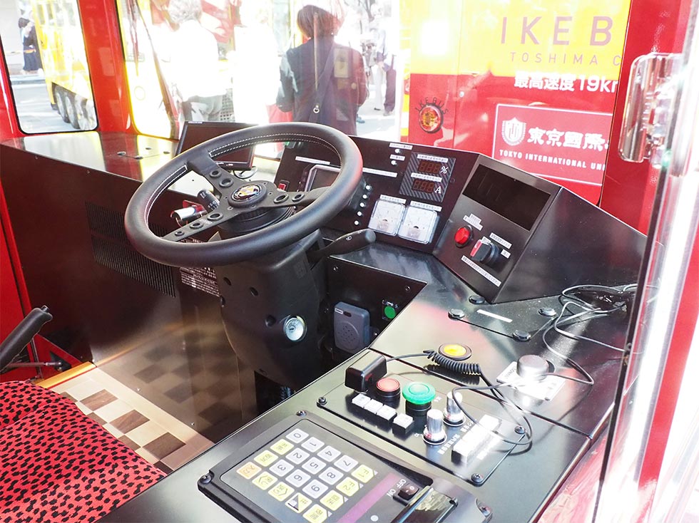 意外とシンプルでコンパクトにまとめられた運転席。満充電で60キロメートルの走行が可能。1回の充電で1日運行できる。充電設備は豊島区役所駐車場に設けられた