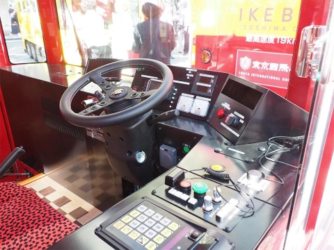 意外とシンプルでコンパクトにまとめられた運転席。満充電で60キロメートルの走行が可能。1回の充電で1日運行できる。充電設備は豊島区役所駐車場に設けられた