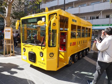 高野区長が北海道の夕張で着想を得たという全10台のうち1台だけの「黄色いイケバス」。新幹線のドクターイエローのように「見るとラッキー」といった“希少価値”が生まれるかも