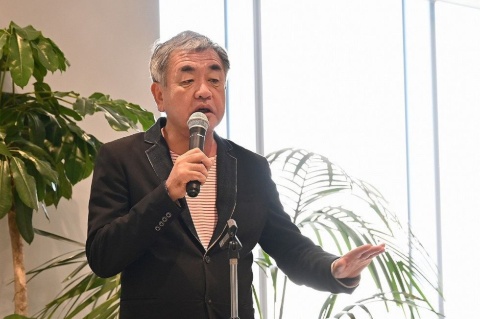 建築家・東京大学教授の隈研吾氏。山井社長について「20世紀から21世紀の住み方に変化する時代の中での総合的なムーブメントのリーダーである」と述べた