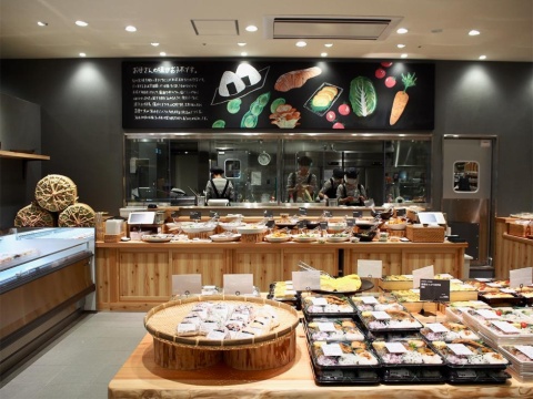 岡山フードサービスグループの千惣が展開する総菜店「咲菜（さかな）」では、安心安全な手作りの家庭料理を販売。かまどのご飯をよそって入れてくれるのもうれしい