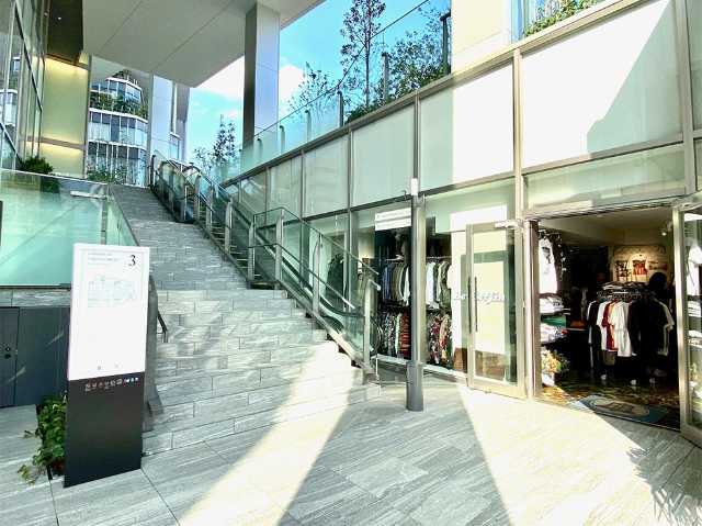 スペイン坂から続く立体街路には フロア毎 日経クロストレンド