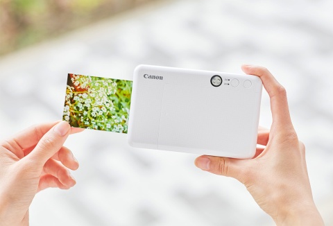 iNSPiCシリーズの最新モデルではカメラ機能が追加され、インスタントカメラのように撮影したその場で印刷ができるようになった。キヤノンオンラインショップでの価格は、スマホに対応した「iNSPiC ZV-123」が税込み1万9668円、スマホ非対応の「iNSPiC CV-123」が同1万4168円(どちらも19年11月29日現在)