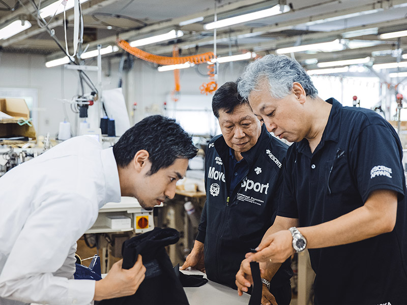 デサントの捕手用ユニホーム技術で人気　快適に座れるパンツ