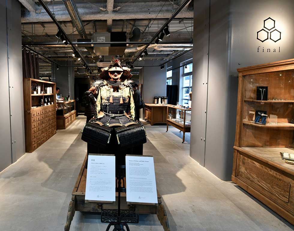 店頭の鎧兜（よろいかぶと）が目を引くS'NEXT（エスネクスト、川崎市）のイヤホン・ヘッドホンブランド「final」（ファイナル）の直営店