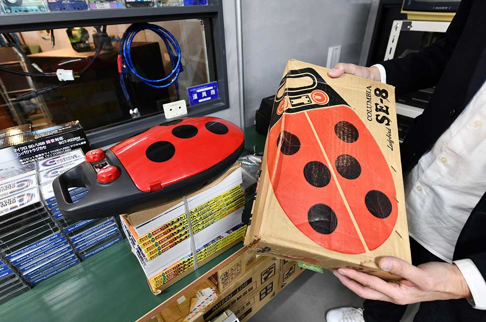 「てんとう虫」の形にまで行き着いたプレーヤー。1974年、日本コロムビア社製。40年以上捨てられずに現存する「箱」もお宝級とのこと