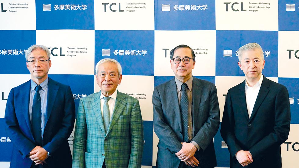 左から、多摩美術大学の和田達也教務部長、青柳正規理事長、建畠晢学長、クリエイティブリーダーシッププログラムのエグゼクティブ・スーパーバイザーを務める、美術学部統合デザイン学科の永井一史教授。東京・六本木で開催した記者発表会にて