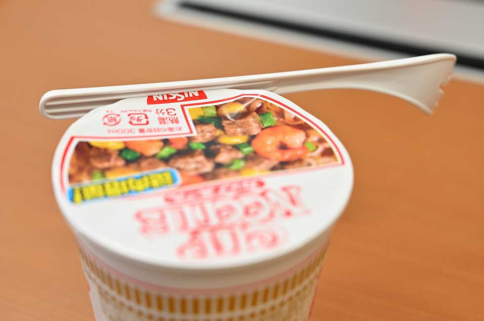 日清食品の 無駄な こだわり炸裂 カップヌードル専用フォーク 日経クロストレンド