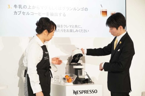 ネスレネスプレッソのコーヒーアンバサダーの上野里佳氏（写真左）とRestaurant TOYO Tokyo シェフソムリエの成澤氏（同右）。成澤氏はテレビドラマ「グランメゾン東京」（TBS）の技術監修も務めた
