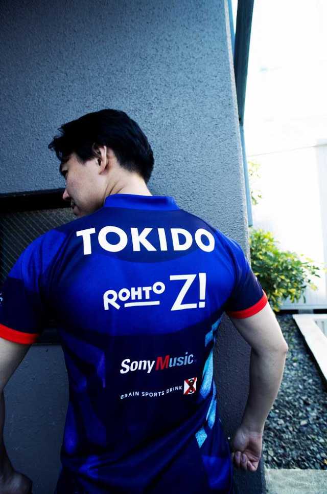 スポンサー企業のロゴが並んだユニフォーム 日経クロストレンド スポンサー企業のロゴが並んだユニフォーム 日経クロストレンド