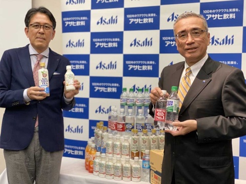 2020年事業方針説明会に出席したアサヒ飲料の岸上克彦社長(右)と、大越洋二常務執行役員マーケティング本部長(左)