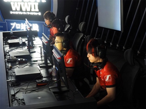 『CoD WWII』を用いてリーグ戦形式で争われた2018年のプロ対抗戦、第4戦を戦うRush Gaming