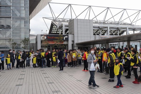 参加者はいったんビッグサイト前に集合。eスポーツの大会で、このように屋外からスタートするのは極めて珍しい