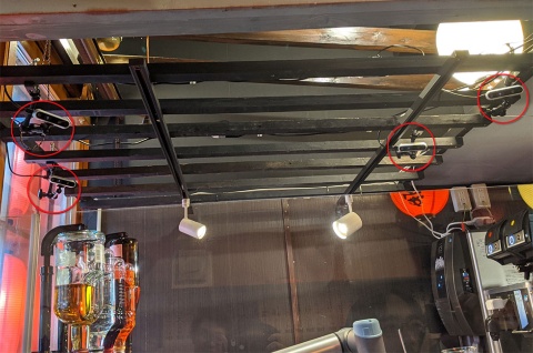 上部には4つのセンサーが設置されており、毎秒20回のペースで客の表情などをチェックしている