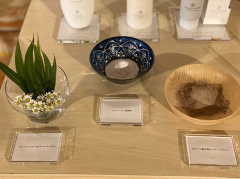 ブルターニュ産海塩を含む「海塩スクラブ」など、ハイプレミアム価格帯ならではの天然素材を各製品に配合した