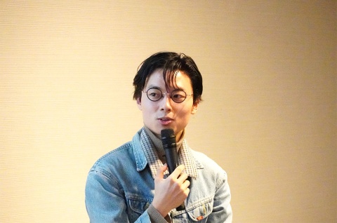 2016年カナダに渡って以降、フリーランスとして活動する新井氏。バンド・PENs+(ペンズ)のボーカルとして日本で4枚のCD、米国で1枚のレコードを発売したミュージシャンでもある