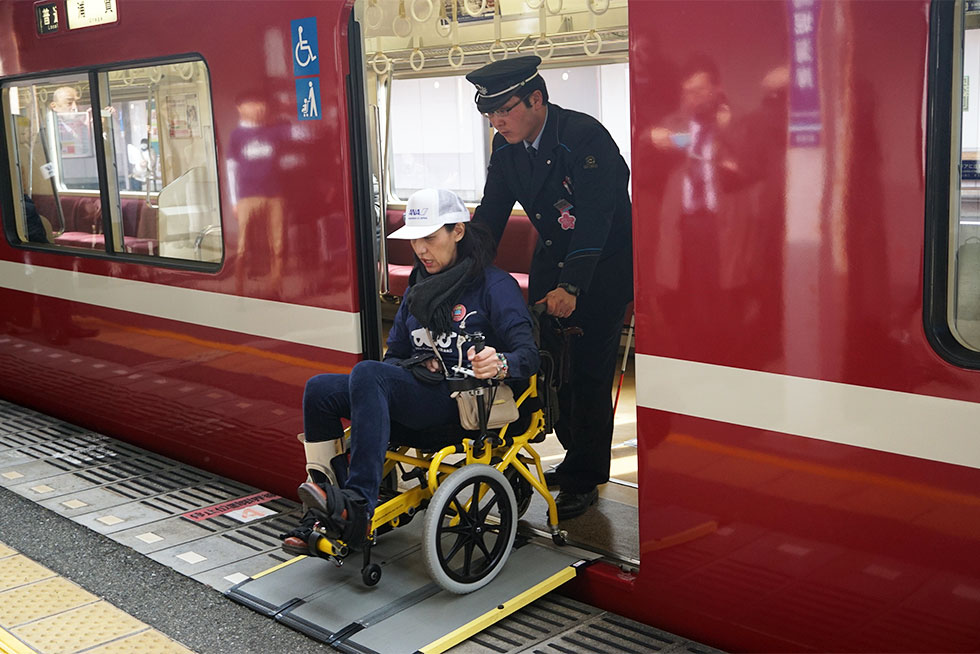 京急馬堀海岸駅で、車いす利用者を介助する駅員。「ユニバーサルMaaS」が広がれば、誰もが不自由なく公共交通で移動できる