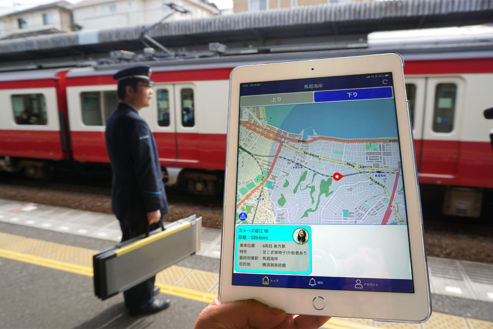 駅員が持つiPadには専用アプリが搭載されており、利用者の現在地がリアルタイムでマップ上に表示される