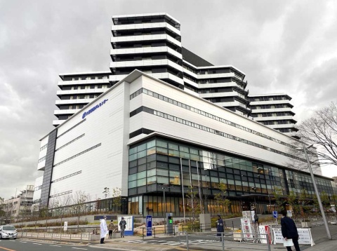 ラクスケアホテルの立地は大阪国際がんセンター（写真）や大阪重粒子線センターから歩いてすぐ。がんセンターの連携宿泊施設に指定され、通院中の患者は宿泊料金が割引される