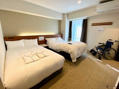 全48室のうち8室が車椅子利用でも快適に過ごせるユニバーサルルーム。電動リクライニングベッドはテンピュールの「Zero-G」を採用。車椅子やベッド用手すりも借りられる