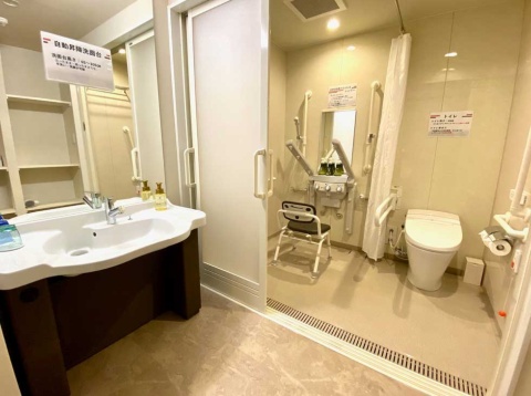 ユニバーサルルームには、車椅子対応のミストシャワーや高さを調整できる洗面台を完備。トイレは立ち座りがしやすいよう少し高めに設置されている